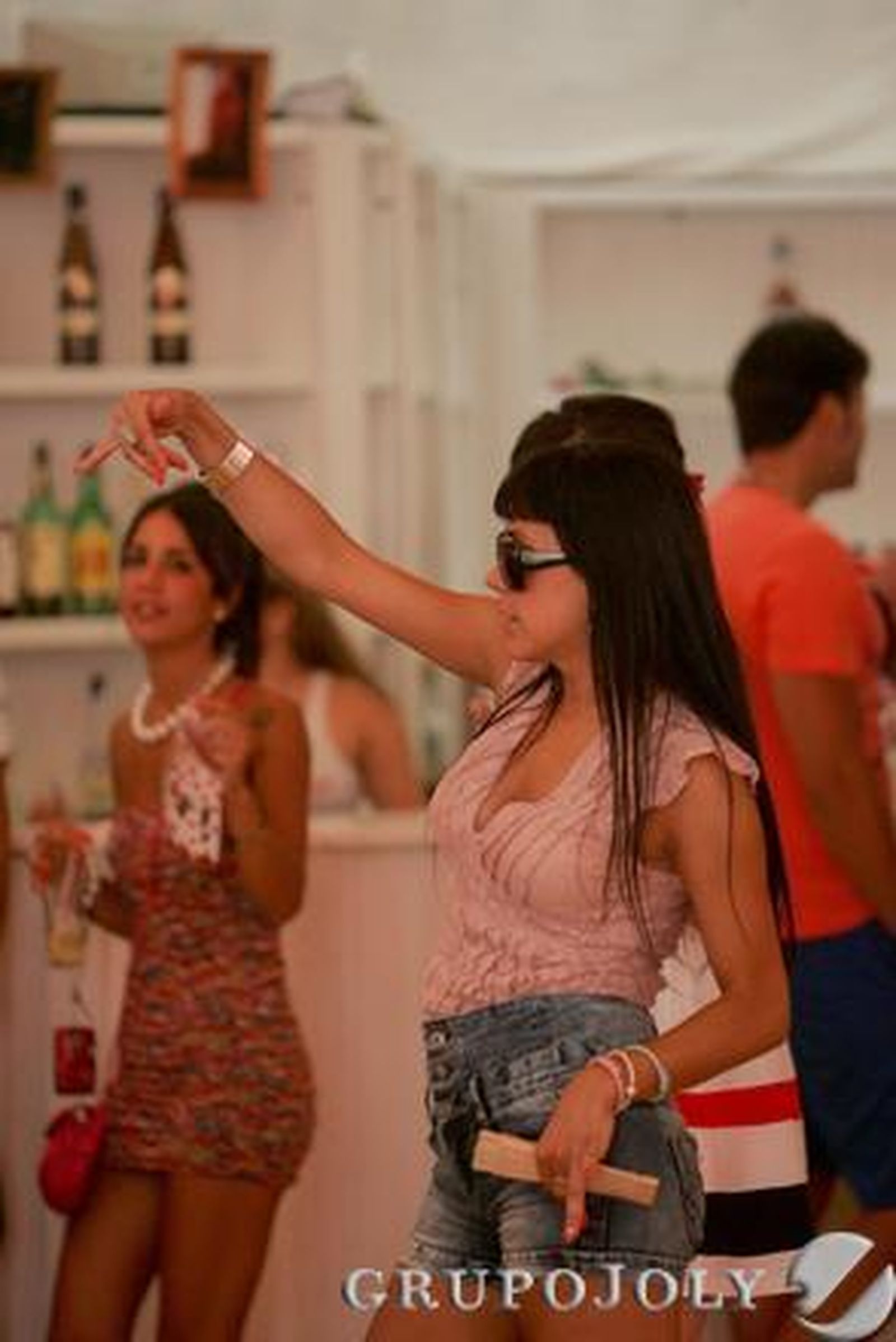 Los algecireños disfrutan de su último día de feria y se reúnen en el Real para contemplar el montaje pirotécnico con el que acaba la fiesta./J.M. Quiñones

Foto: J.M. Quinones