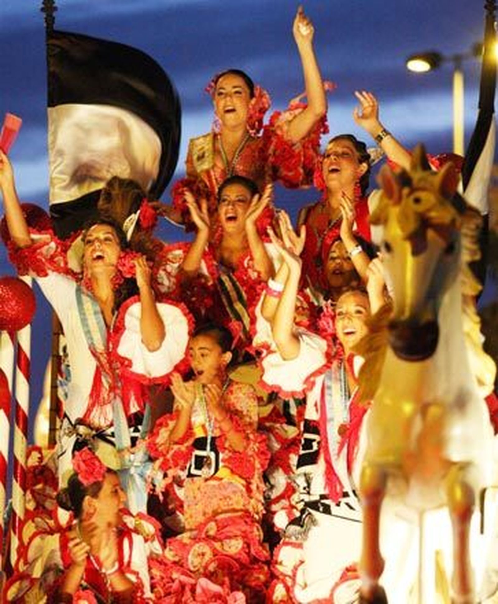 La cabalgata llena de colorido y diversión las calles de La Línea