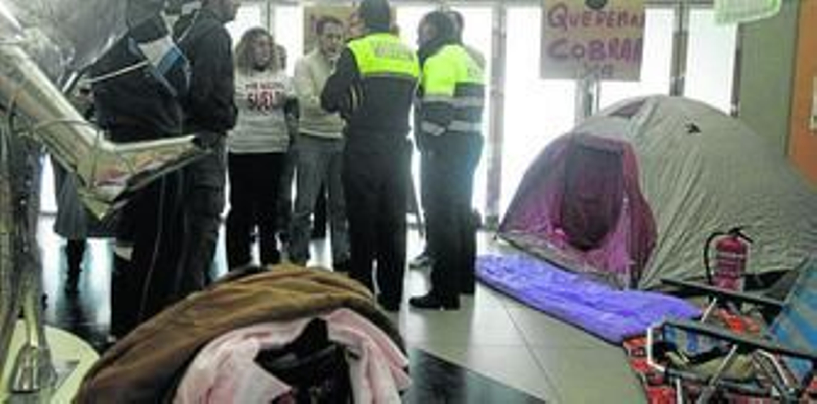 Policías locales, en el encierro que emprendieron ayer en el Palacio de Congresos.