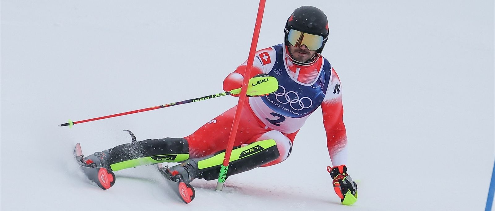 El suizo Loic Meillard, oro olímpico, desciende durante el complicado eslalon de Milano-Cortina.