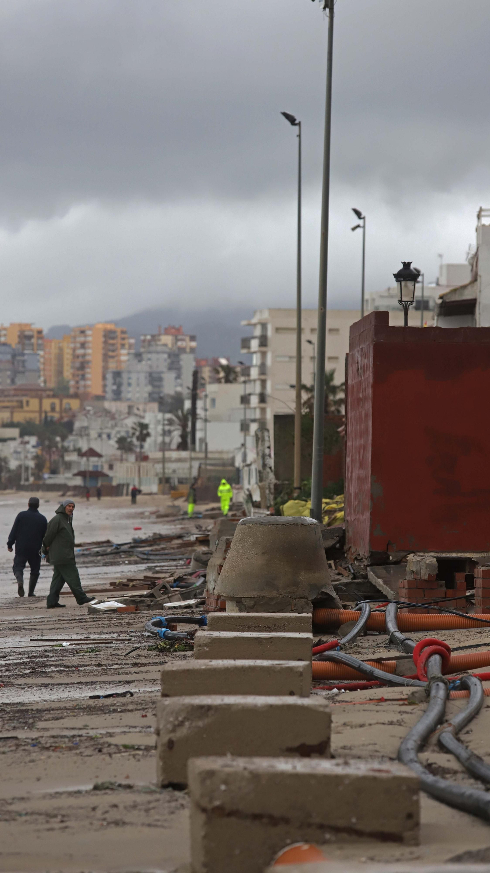 Fotos de la playa de El Rinconcillo tras el temporal Fotos de la playa de El Rinconcillo tras el temporal