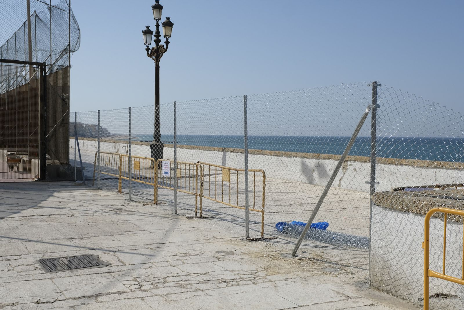 Muestra del vallado colocado en el Paseo del Vendaval.