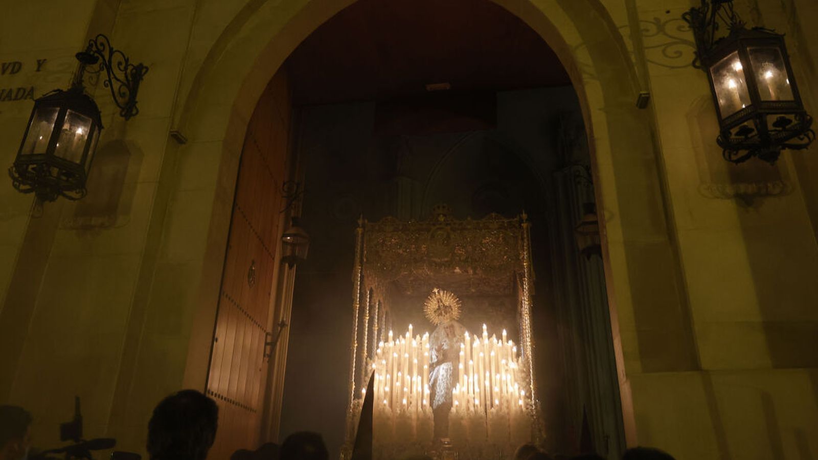 La Virgen de las Angustias sale de su templo