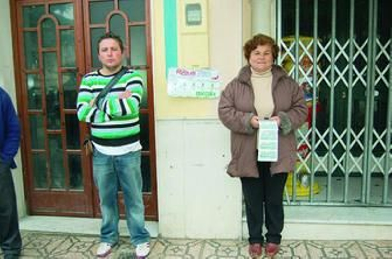 Josefa Marín junto a su hijo en el lugar en el que suele vender cupones.