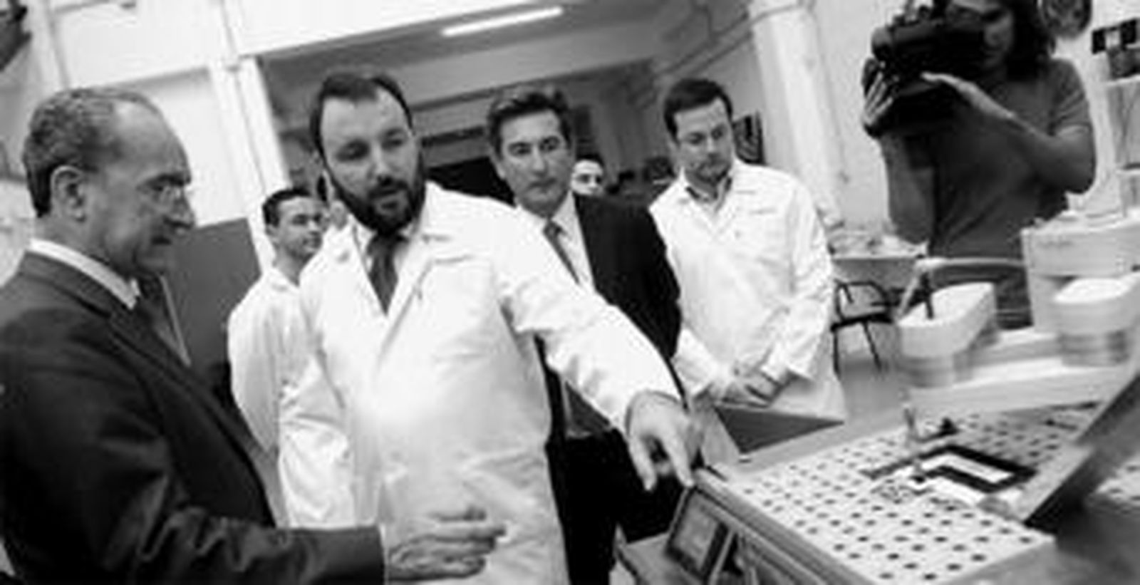 José Manuel Serrano, de la empresa Ingesema, muestra al alcalde el funcionamiento de un robot que fabrica grecas decorativas de cerámica.