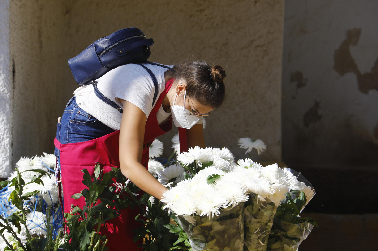 La Guerrilla de flores de Flora inunda el Paseo de la Victoria, en imágenes