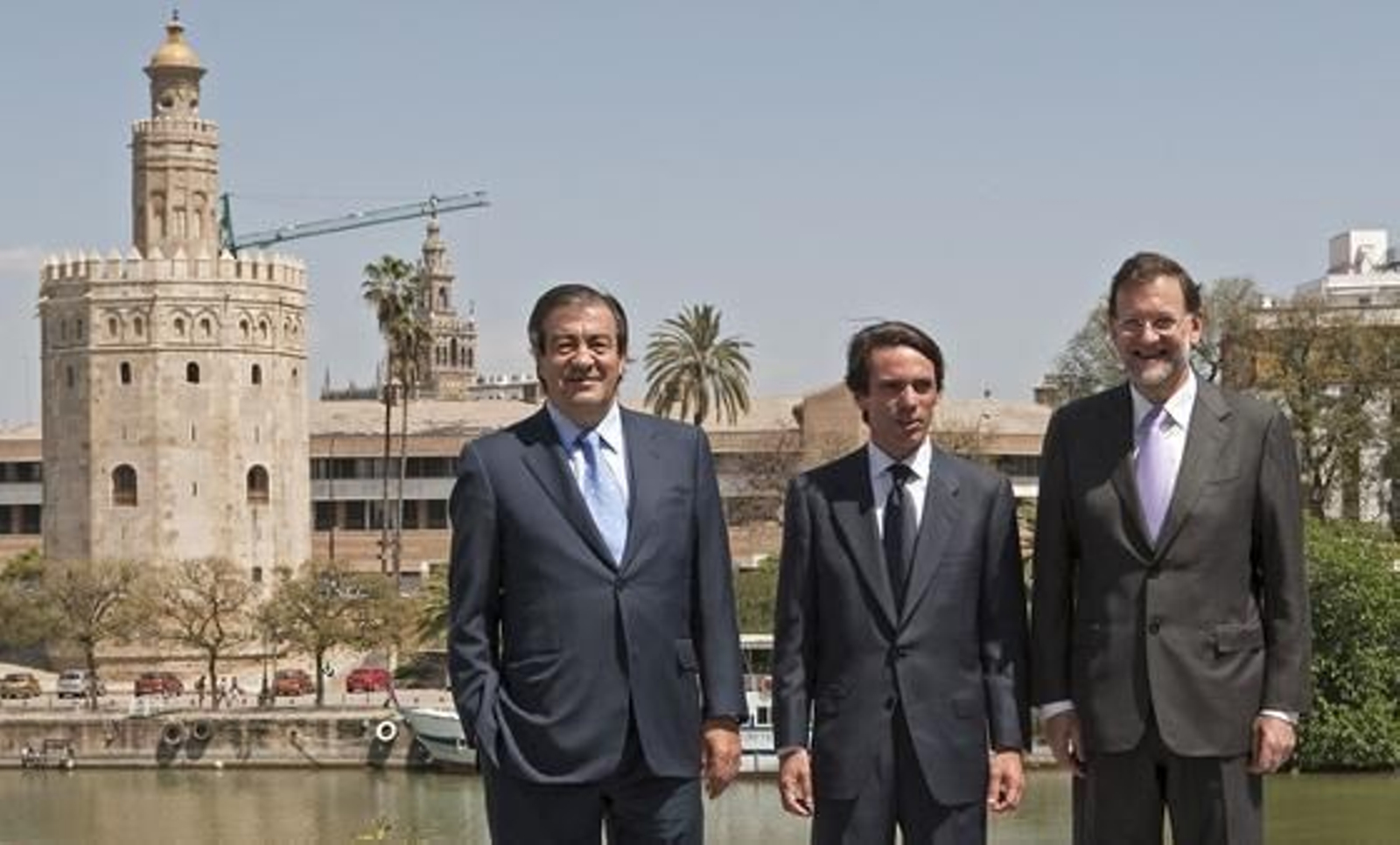 Francisco Álvarez Cascos, José María Aznar y Mariano Rajoy se fotografían con la Torre del Oro al fondo.  Foto: José Manuel Vidal (Efe)