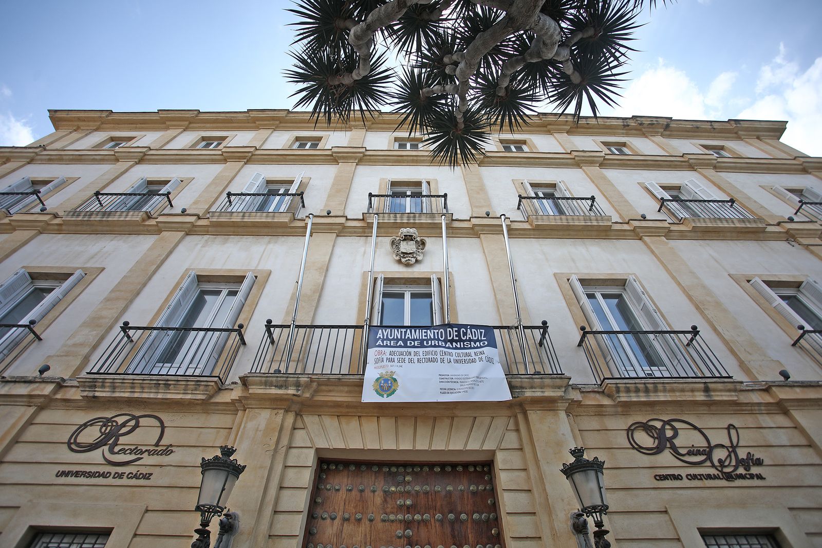 Cartel en la fachada del Centro Reina Sofía que indica las obras que se están llevando a cabo en este edificio.