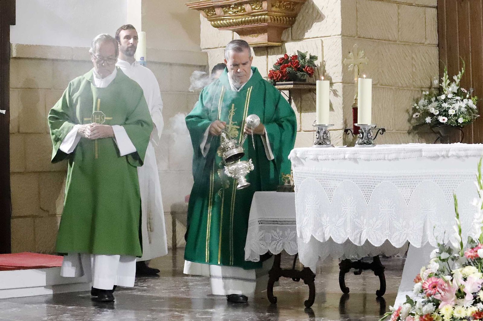Misa de despedida por jubilación a don Feliciano Fernández Sousa, párroco del Sagrado Corazón de Jesús, en imágenes