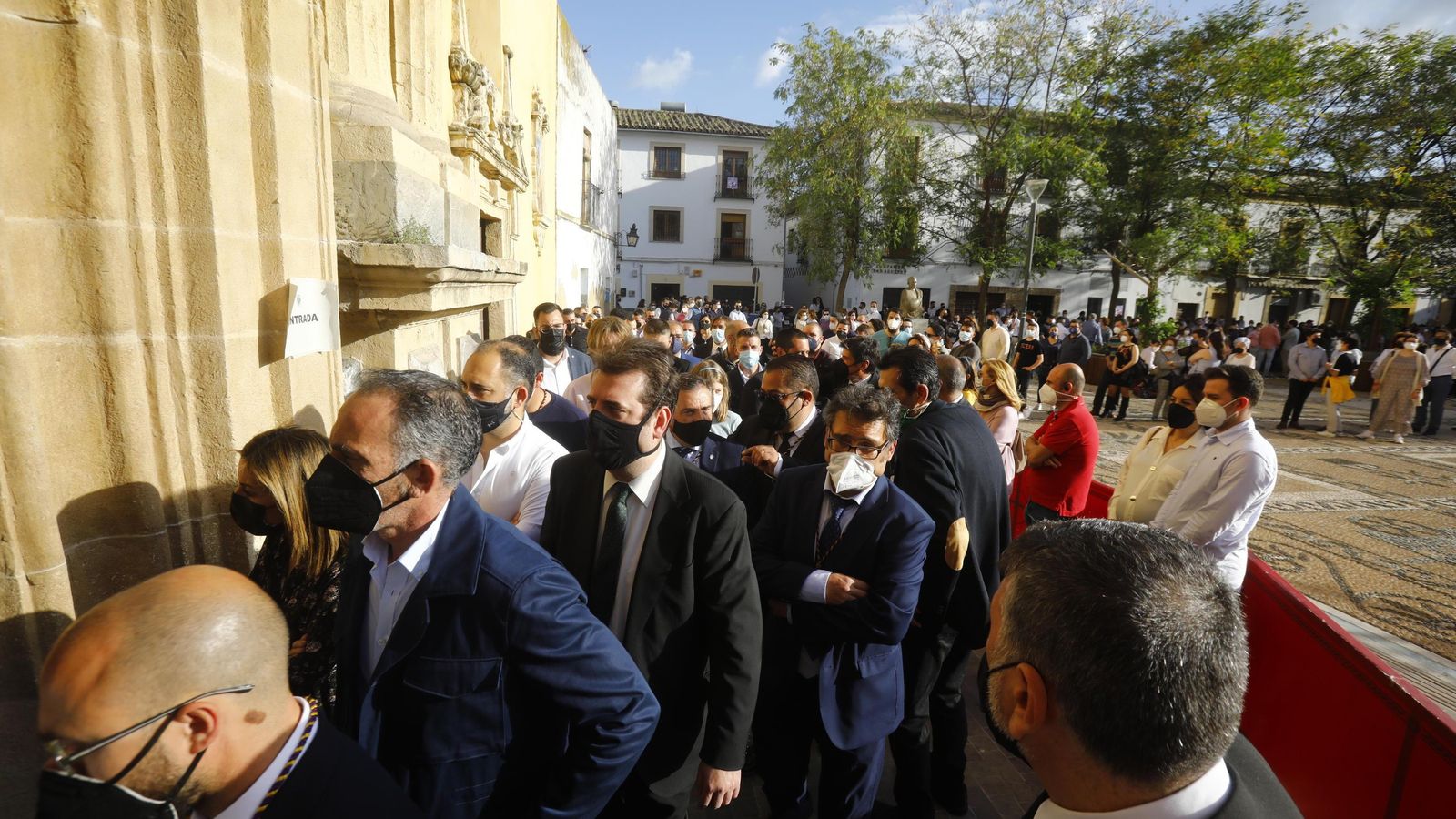 Larga cola para acceder a venerar a la Virgen de las Angustias en San Agustín. Larga cola para acceder a venerar a la Virgen de las Angustias en San Agustín.