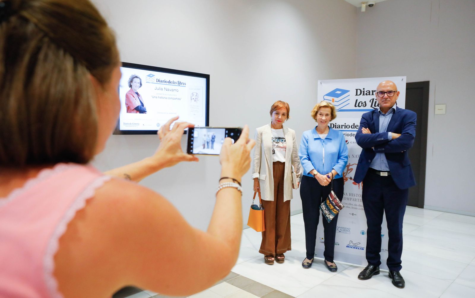 Imágenes de Diario de los Libros, con Julia Navarro