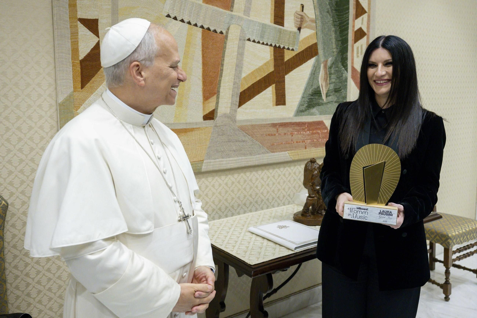 Laura Pausini en la recepción del papa León XIV