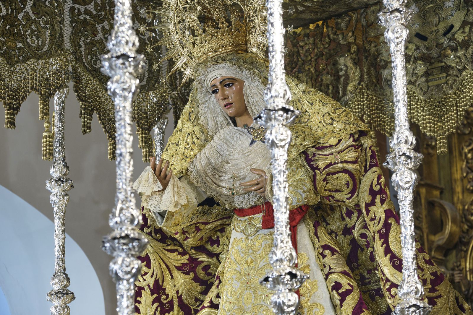 La Esperanza de Triana amanece subida en su palio, con el manto morado a estrenar en la Madrugá