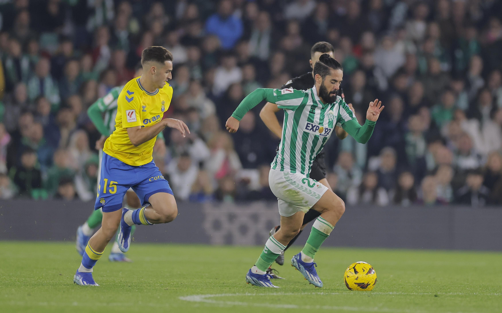 Isco es perseguido por Mika Mármol en un lance del encuentro disputado en el Benito Villamarín.