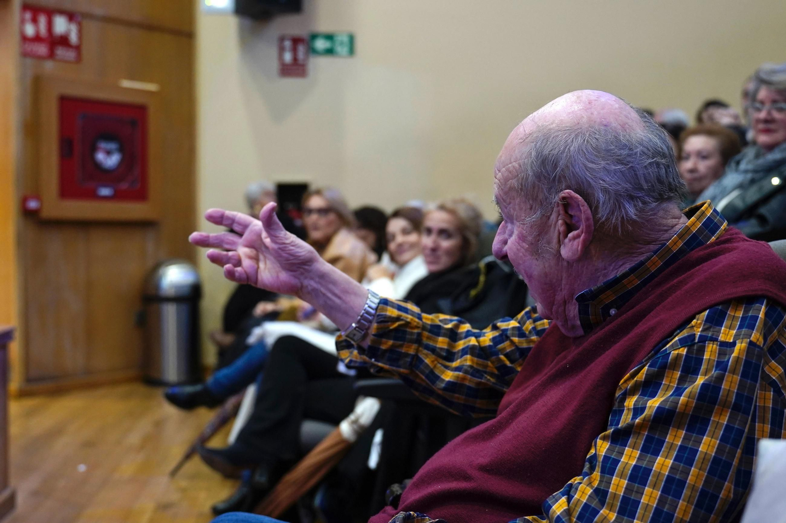 Fotos de la entrega del premio Ateneo José Román de Algeciras 2025 a Juan Moya