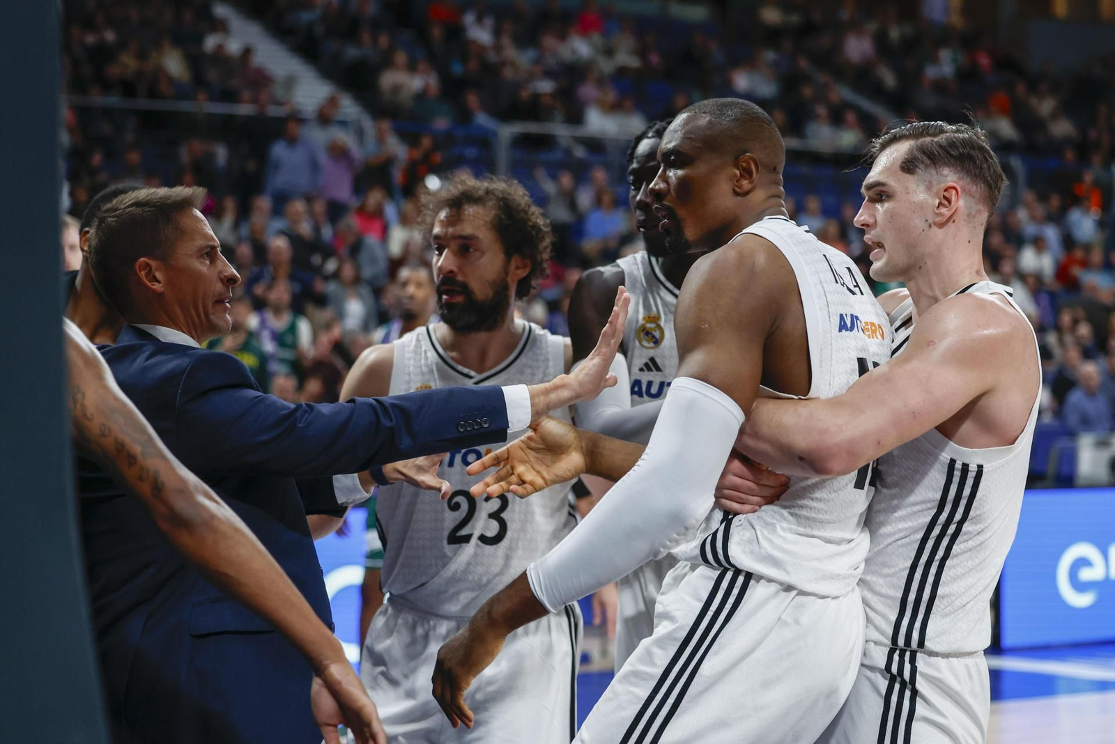La tangana entre Osetkowski e Ibaka, con el madridista agarrando del cuello al californiano