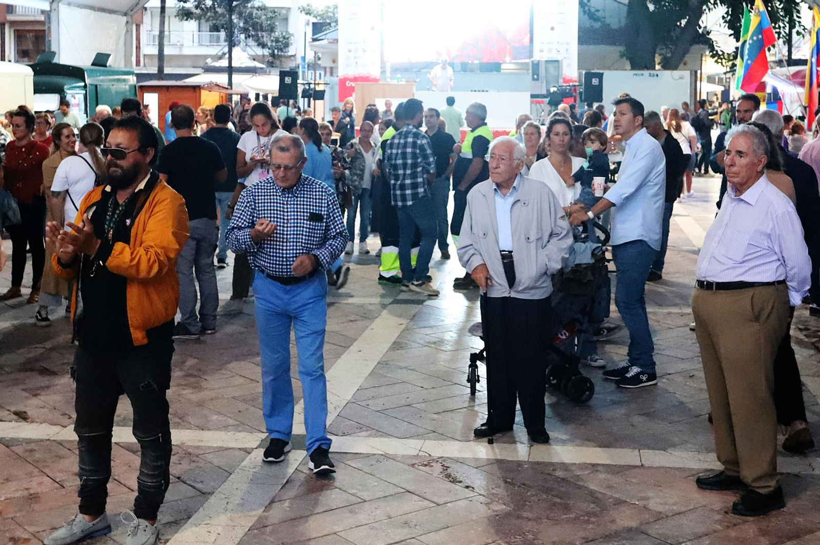 Imágenes de la apertura del Festival de Food Trucks de Binómico en la Plaza de las Monjas