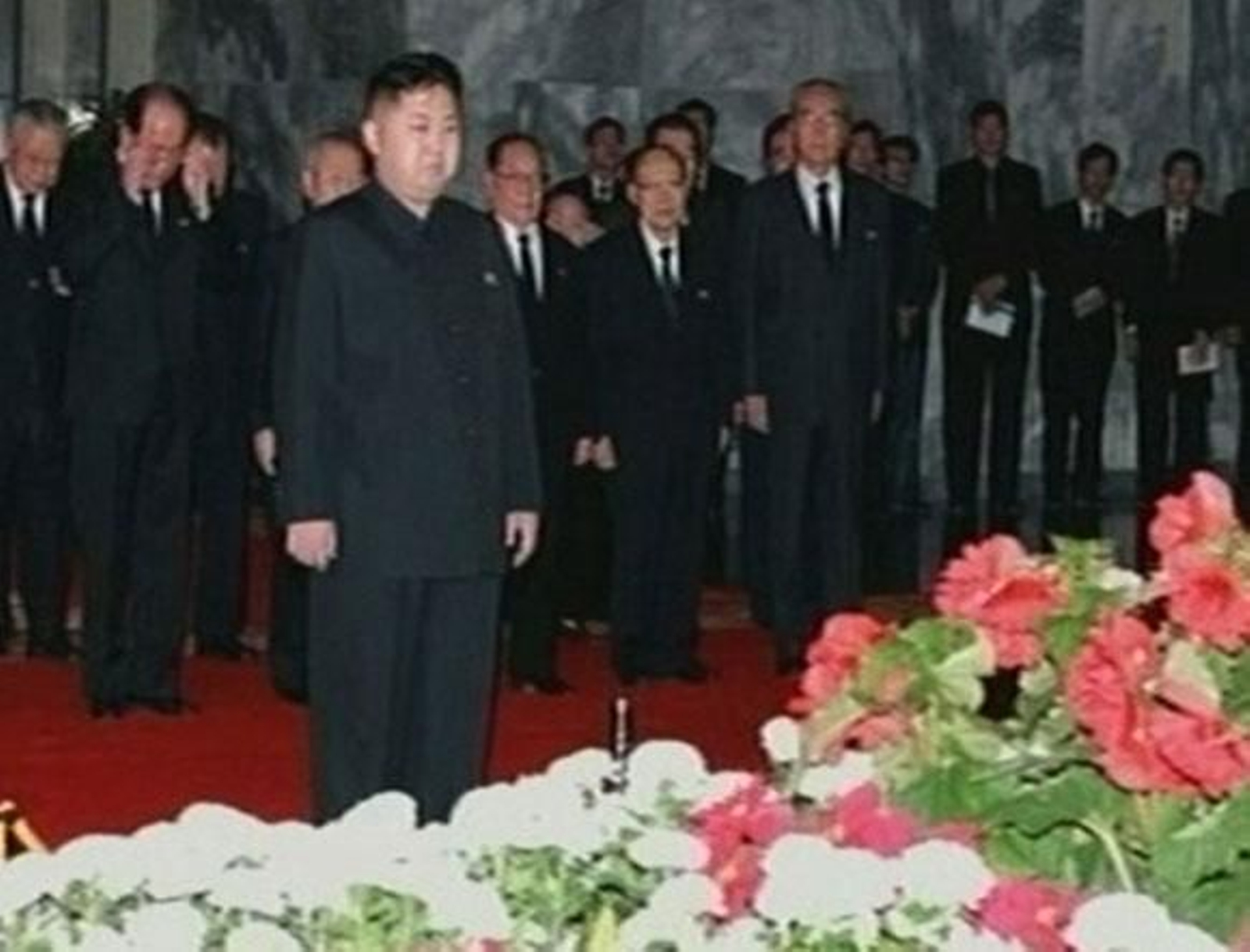 Kim Jong-un rinde homenaje a su padre en el velatorio