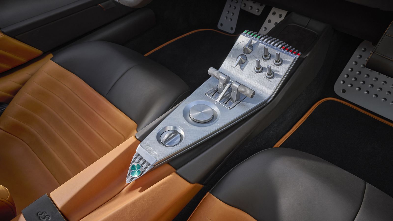 Los controles esenciales para la conducción, seguridad y confort se sitúan entre los dos asientos