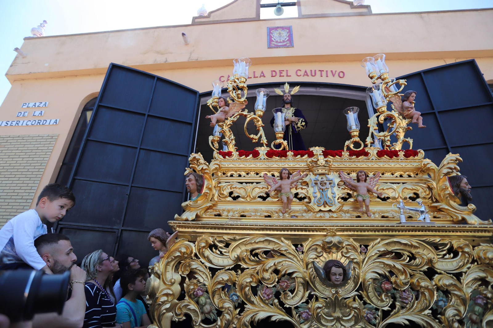 Imágenes del recorrido de la Hermandad del Cristo Cautivo de Huelva