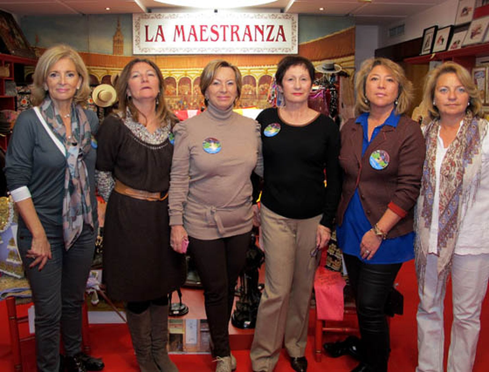 Josefina Sánchez, María Luisa Ceballos, María Antonia Marca, Eliane Martín, Cristina González-Palomino y Carmen Romero, del puesto 'La Maestranza'.

Foto: Victoria Ramírez