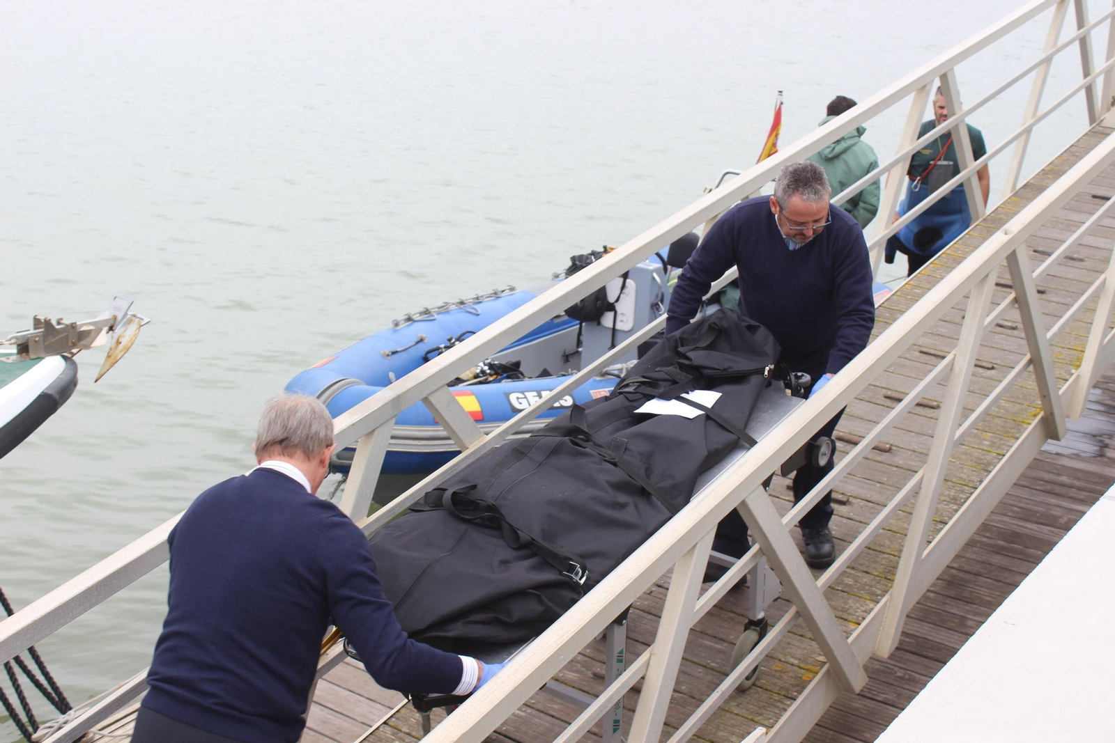 Rescatado un nuevo cadáver tras el naufragio de una patera en Los Caños