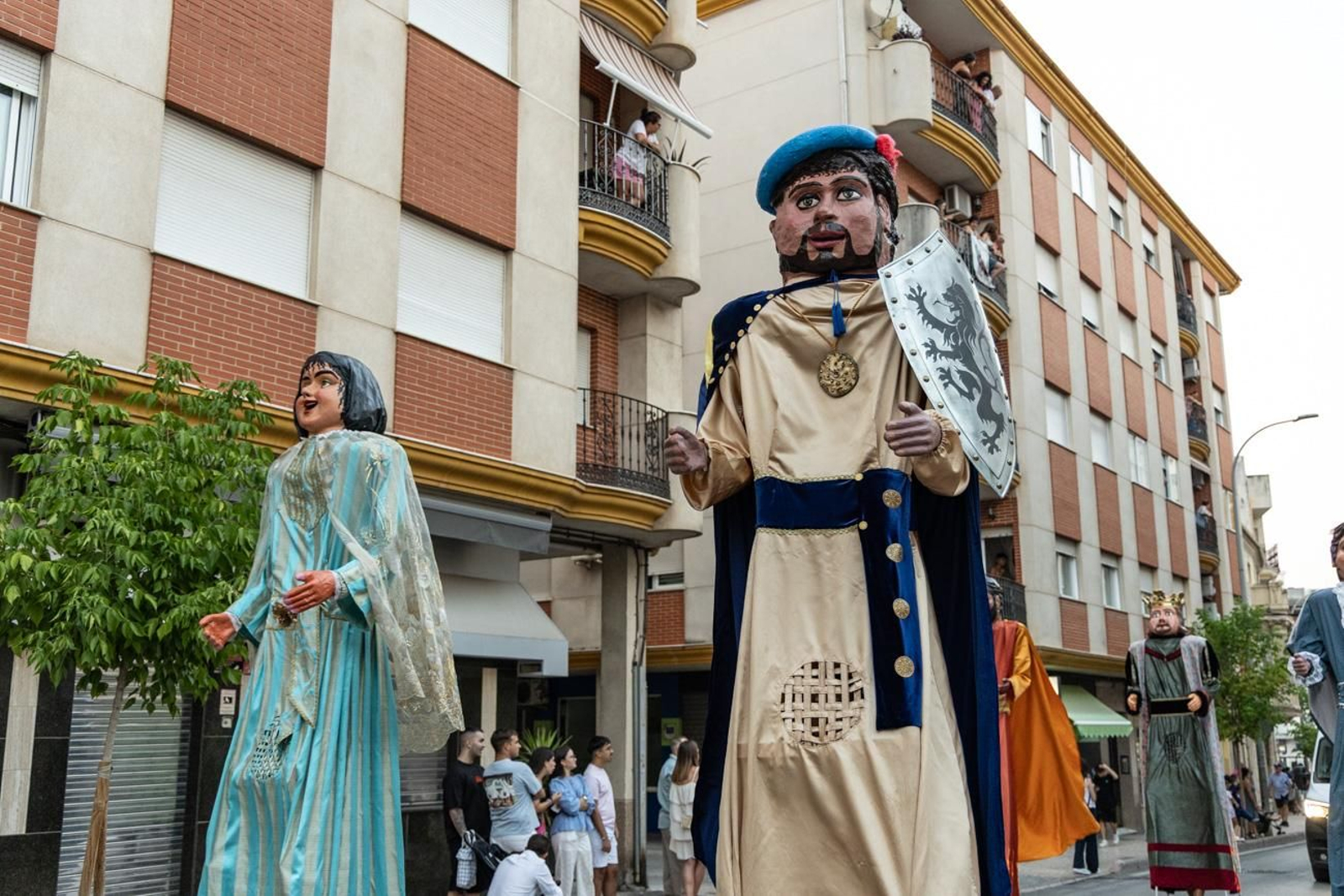 Pasacalles inaugural, fuegos artificiales e iluminación de la portada de feria y del recinto ferial de la Feria de San Bartolomé en Martos