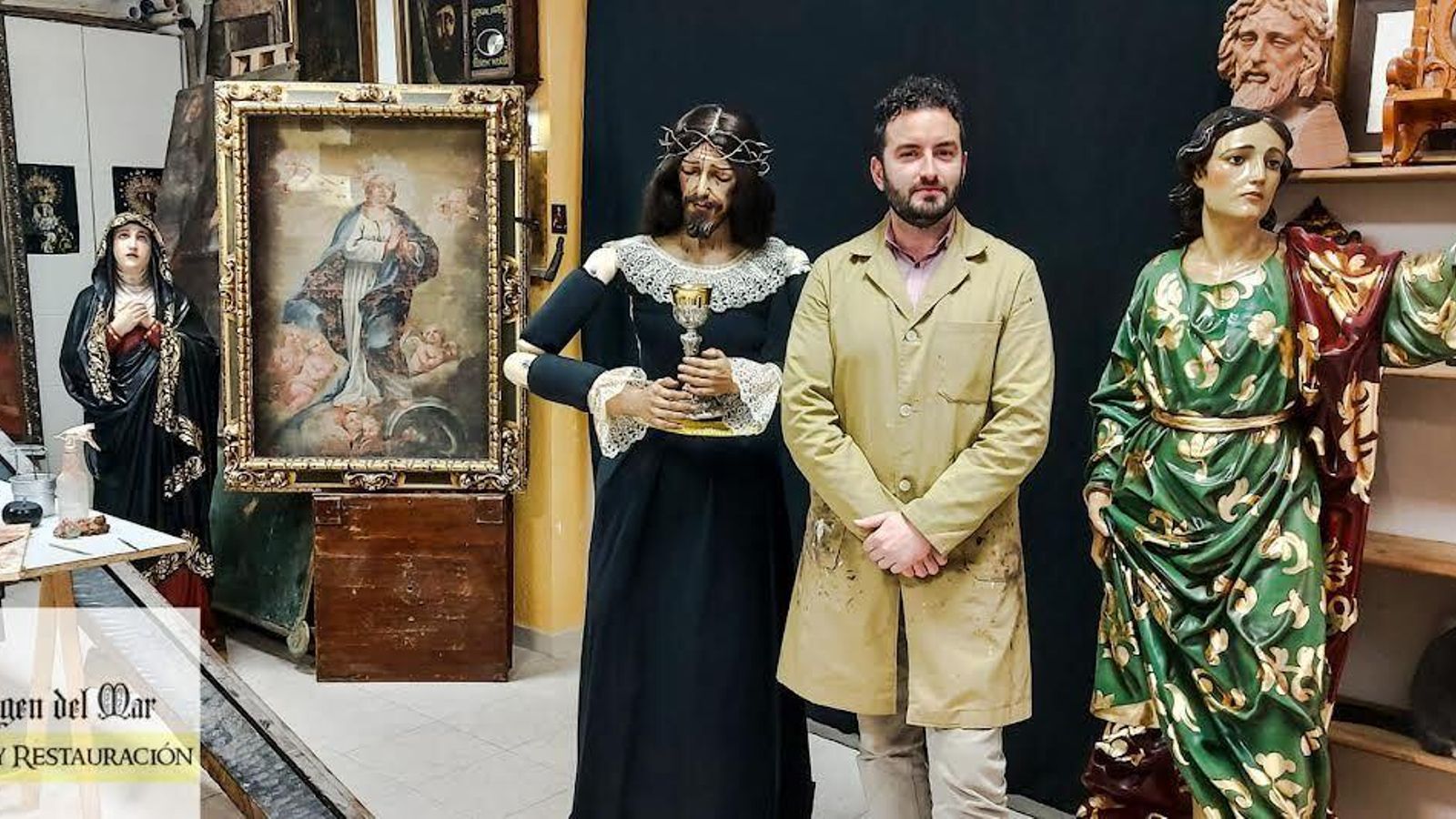 Latorre Martínez posa en su taller de Vera con el Señor de la Cena de Almería