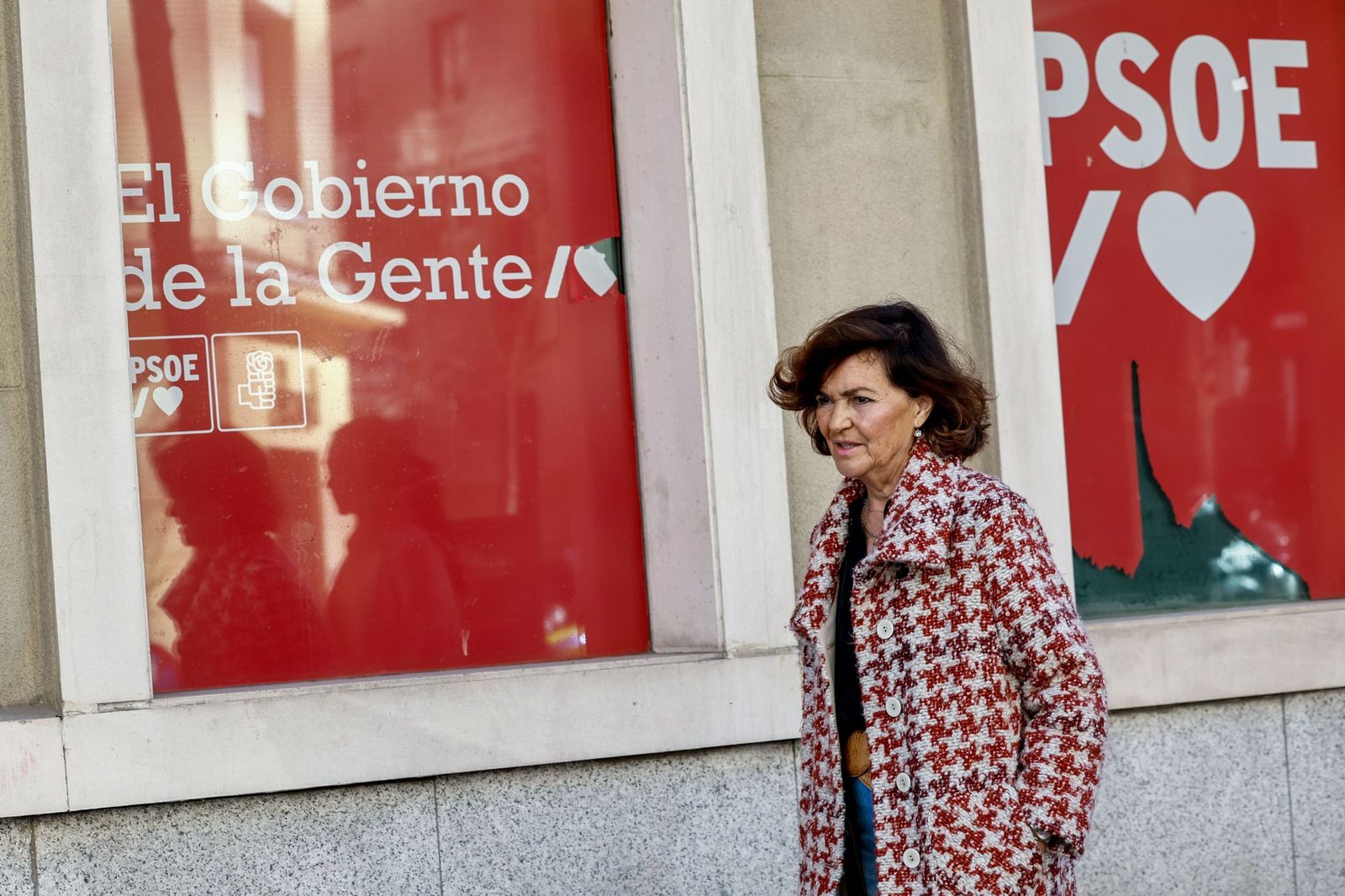 Imagen de Carmen Calvo caminando junto a la sede del PSOE en Madrid, en la calle Ferraz