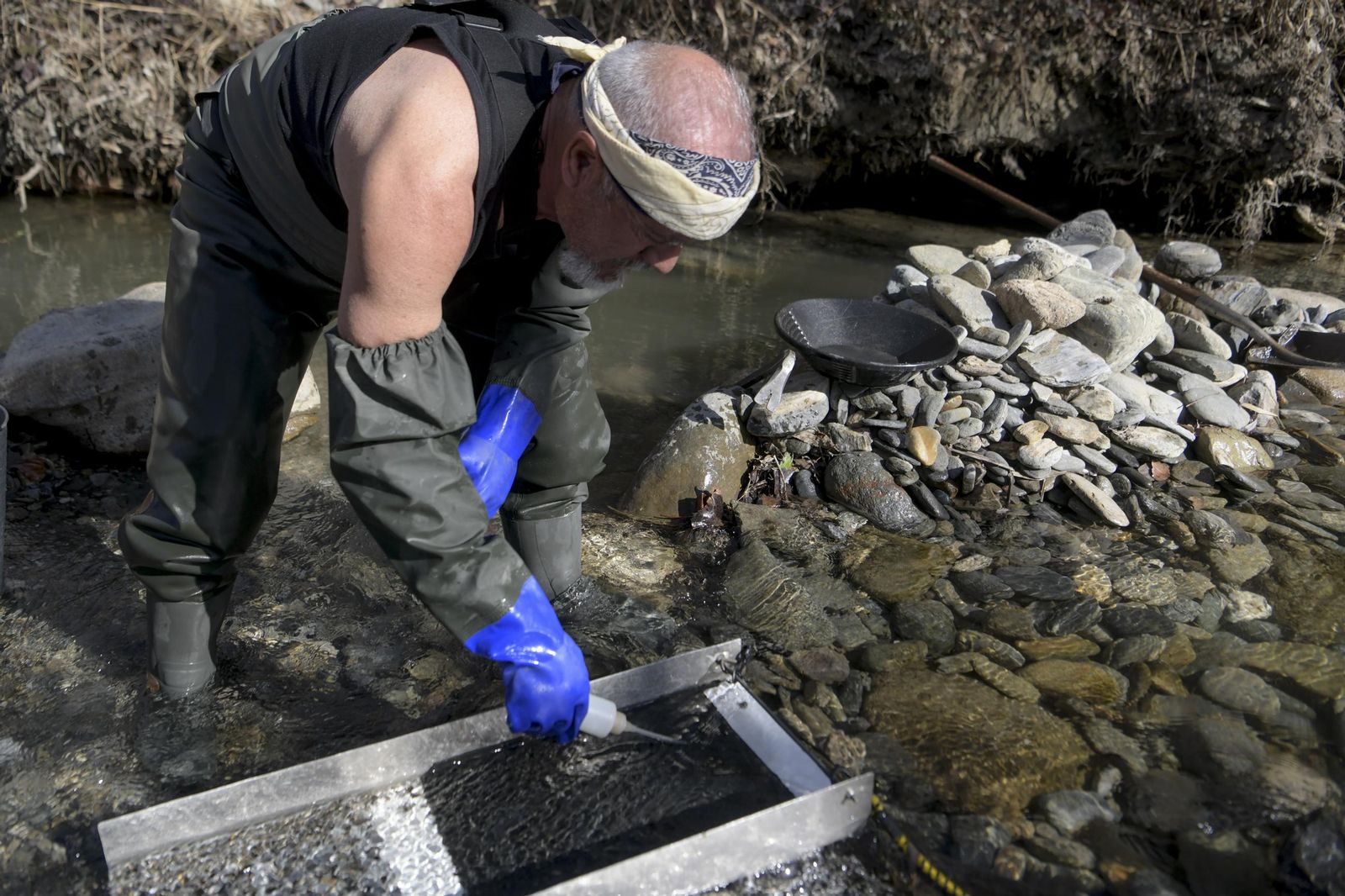 Así es el trabajo de Fernando Díaz, el buscador del 'oro olvidado' del río Genil