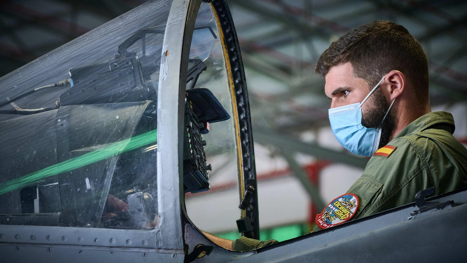 Un técnico comprueba la instrumentación de vuelo dentro de la estrecha cabina de mando.