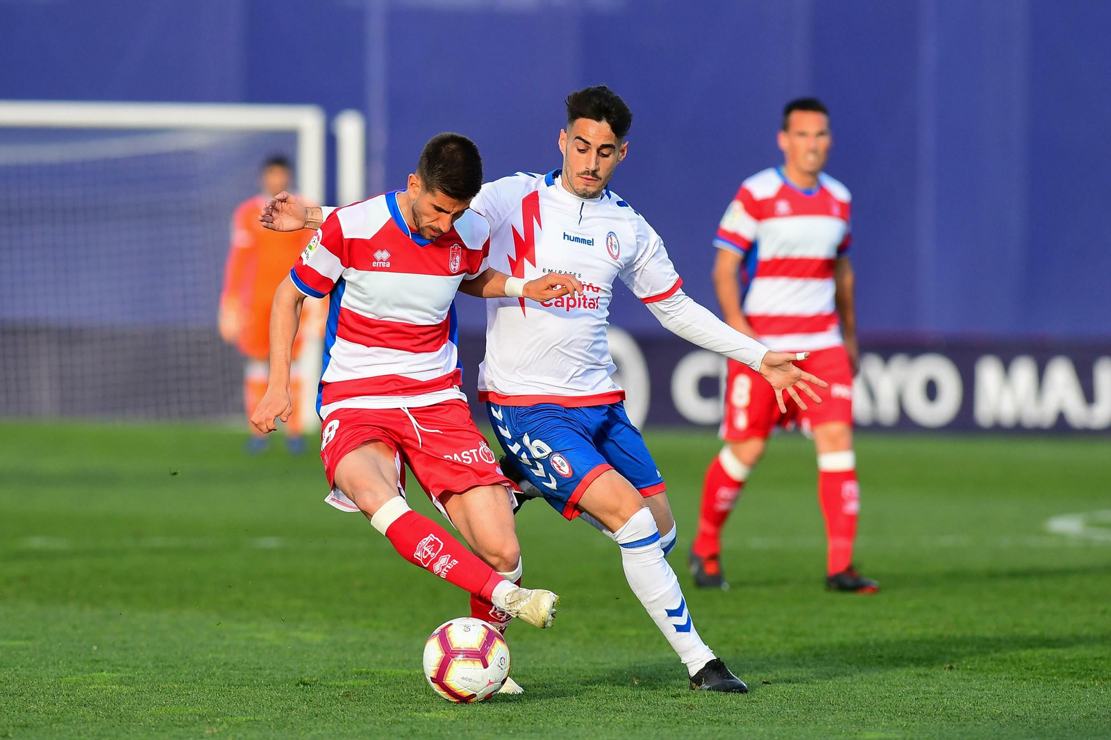 Dani Ojeda conduce el balón ante un jugador del Rayo Majadahonda