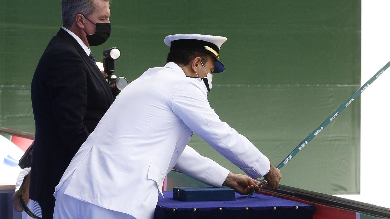 El director del Astillero Bahía de Cádiz, José Antonio Rodríguez Poch, junto al vicealmirante de la Real Marina Saudí, Vicealmirante Fahad Bin Abdullah Al-Ghofaily.