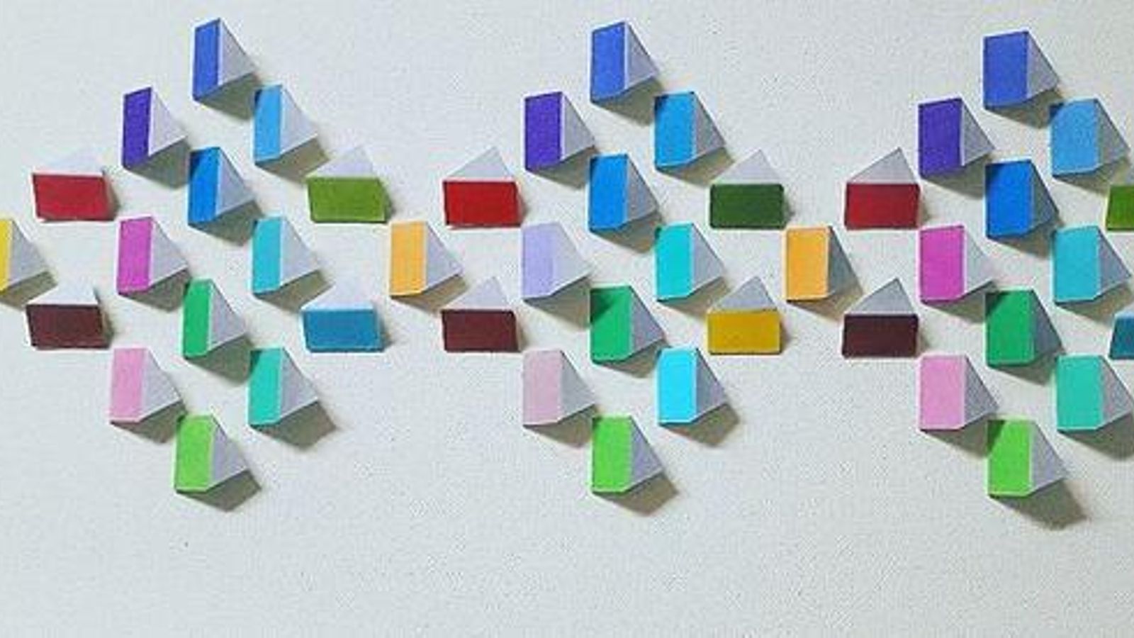 Relieves cinéticos de la exposición 'Coloraturas' de Juan Vicente Gramage.