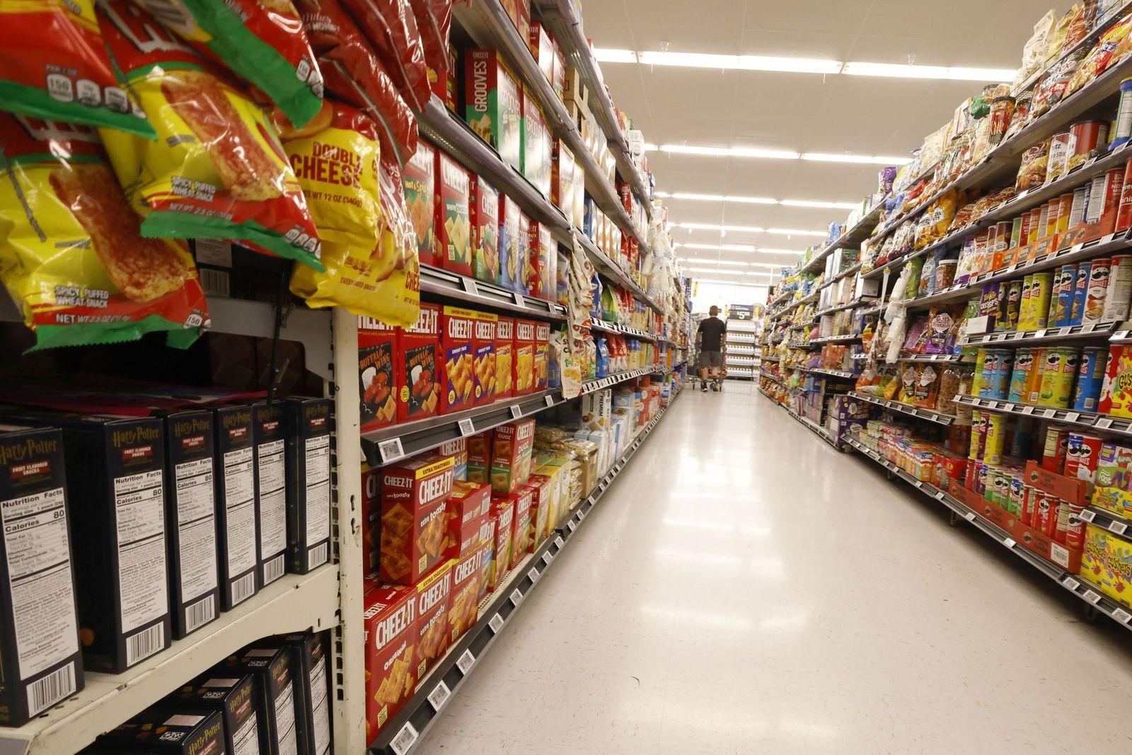 Pasillo con 'snacks' en un supermercado.