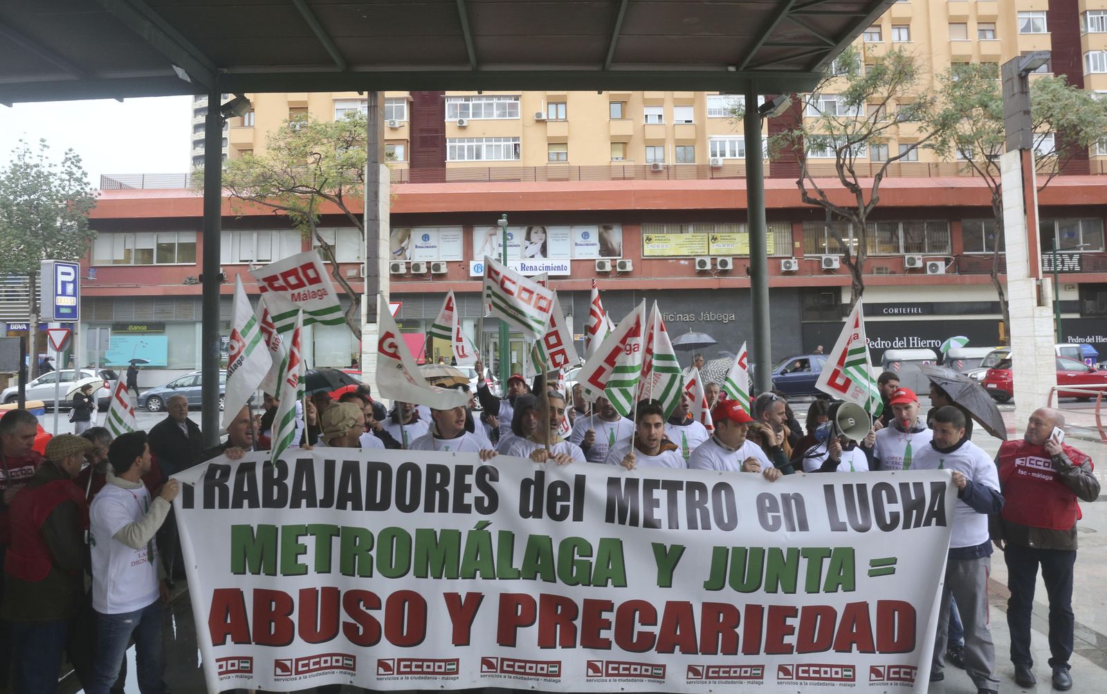 Protesta protagonizada por los trabajadores del Metro el pasado lunes ante la Delegación de Fomento.