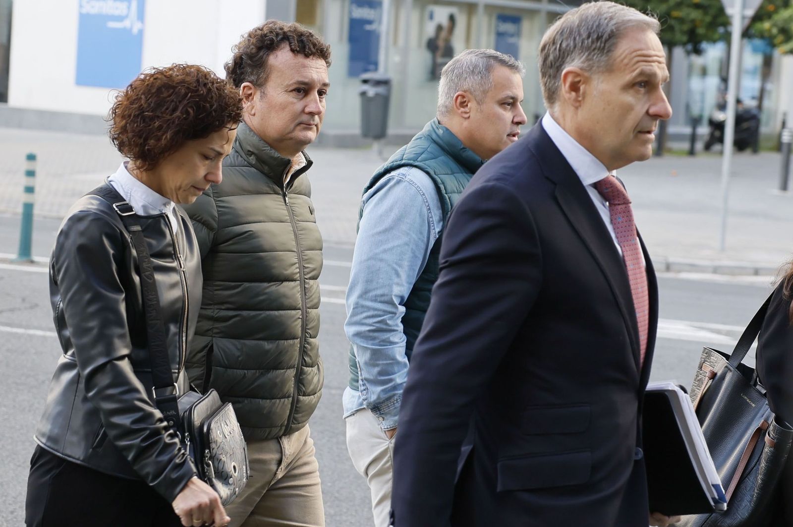 Los padres y el tío de Sandra Peña, acompañados por uno de sus abogados, el pasado 12 de noviembre cuando declararon ante la Fiscalía de Menores.