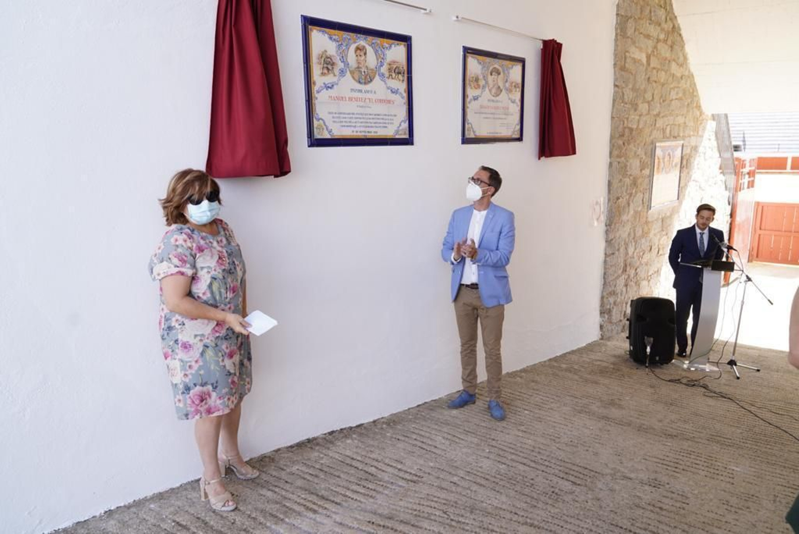 Presentación de los azulejos conmemorativos