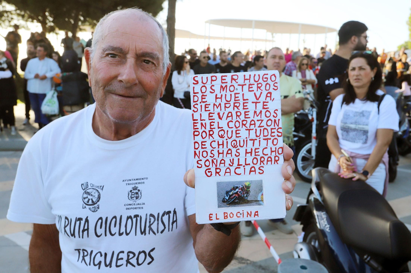 Imágenes del monumento a Súper Hugo en la rotonda frente al Nuevo Colombino