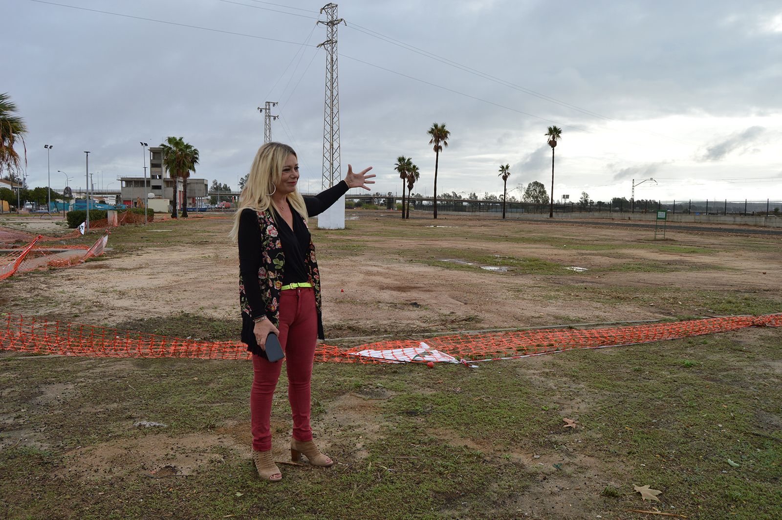 La alcaldesa de San Juan del Puerto visita el futuro Bosque Urbano.