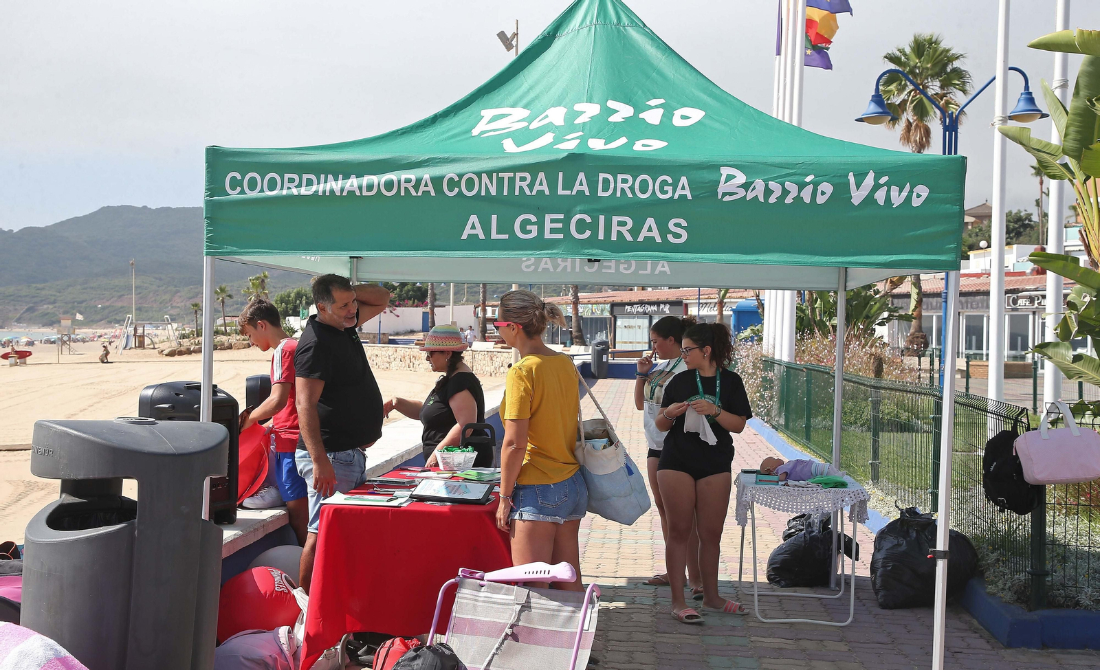 Fotos de las actividades de 'Emociónate con Barrio Vivo' en la playa de Getares