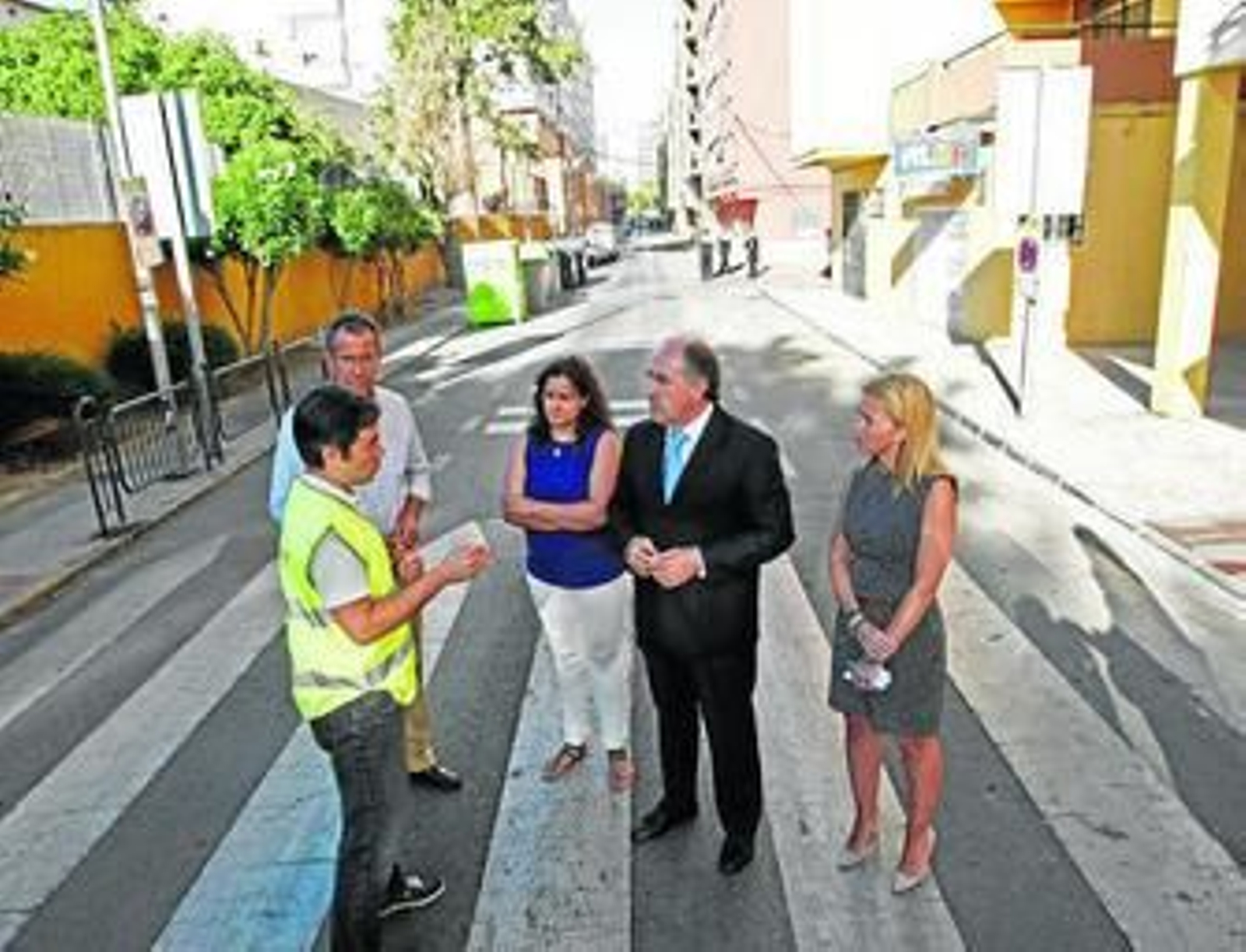 Imagen del alcalde, José Ignacio Landaluce, durante su visita ayer a la calle Jacinto Benavente. Imagen del alcalde, José Ignacio Landaluce, durante su visita ayer a la calle Jacinto Benavente.