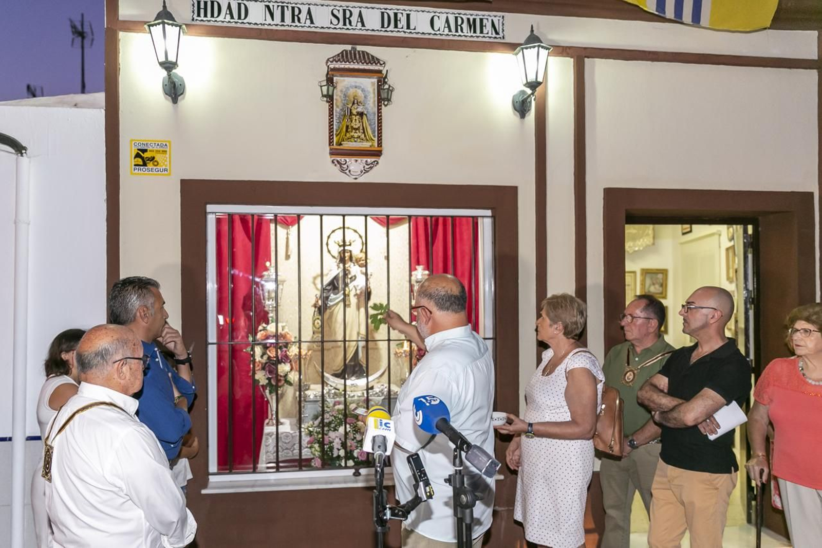 El cura bendice la capilla y la imagen.