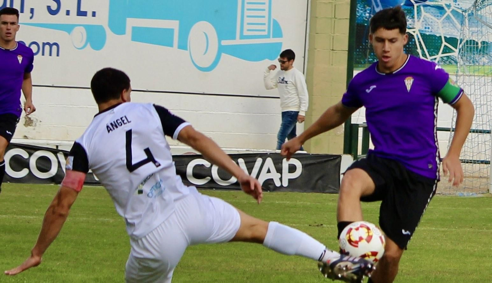 Adri Vázquez golpea el balón ante la presión de Ángel en el Pozoblanco - Córdoba B. Adri Vázquez golpea el balón ante la presión de Ángel en el Pozoblanco - Córdoba B.
