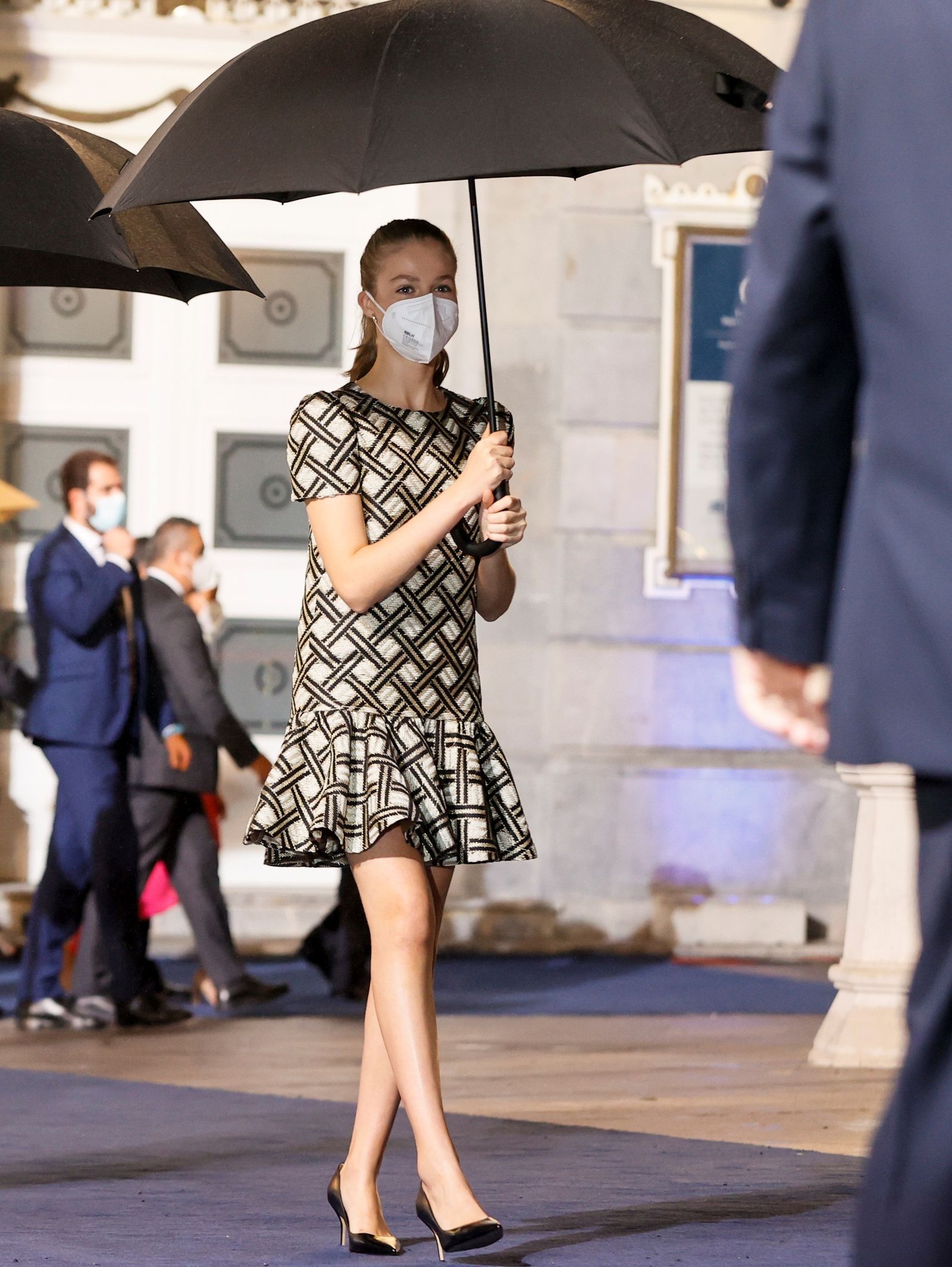 Doña Leonor, a su llegada al Teatro Campoamor de Oviedo.