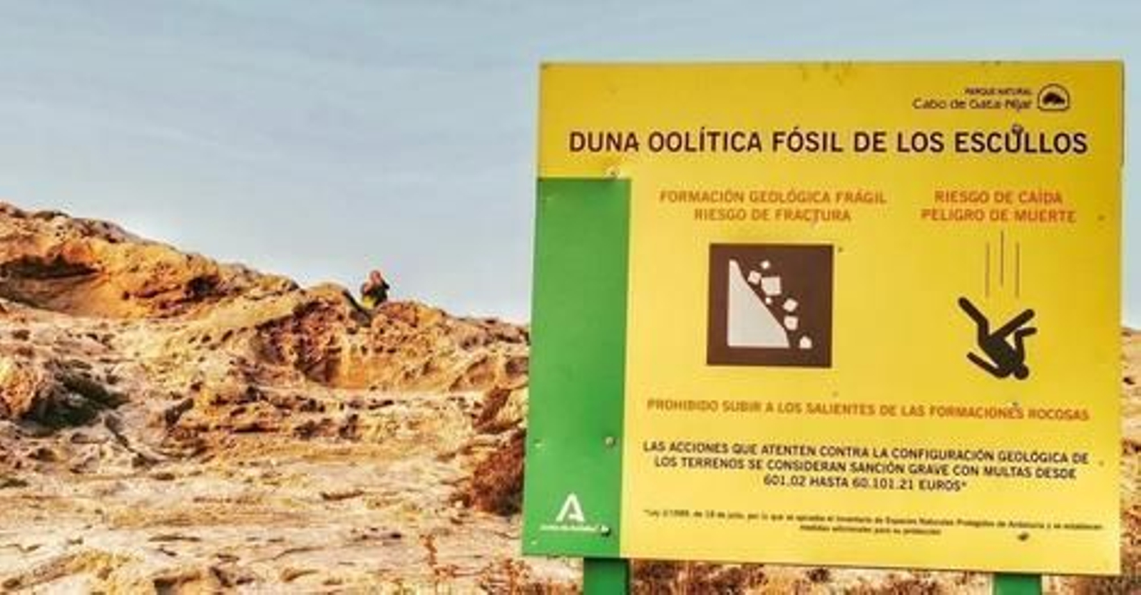 Cartel informativo en la duna fósil de Los Escullos, dentro del Parque Natural