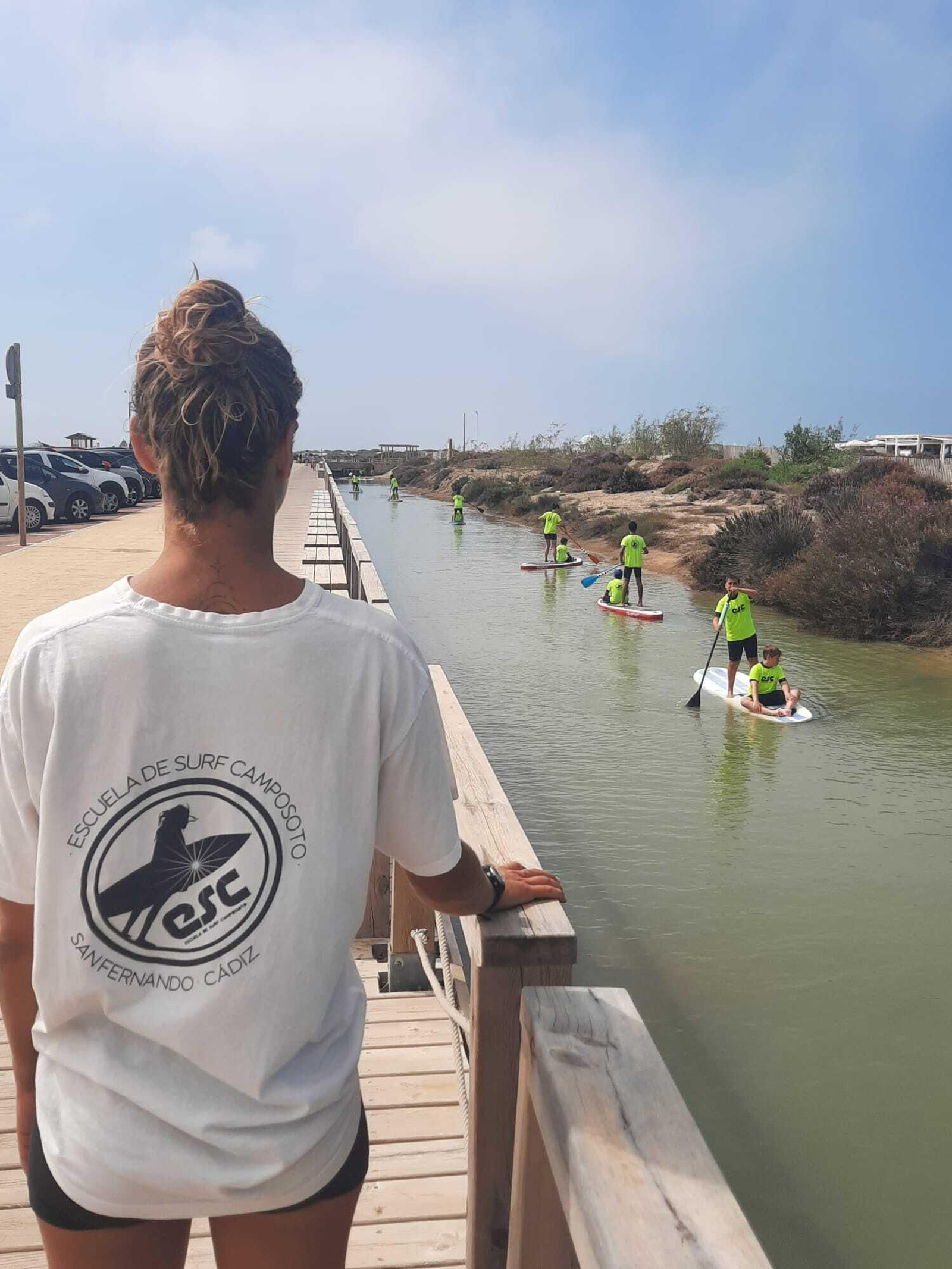 Paddle surf en el caño de la playa de Camposoto.