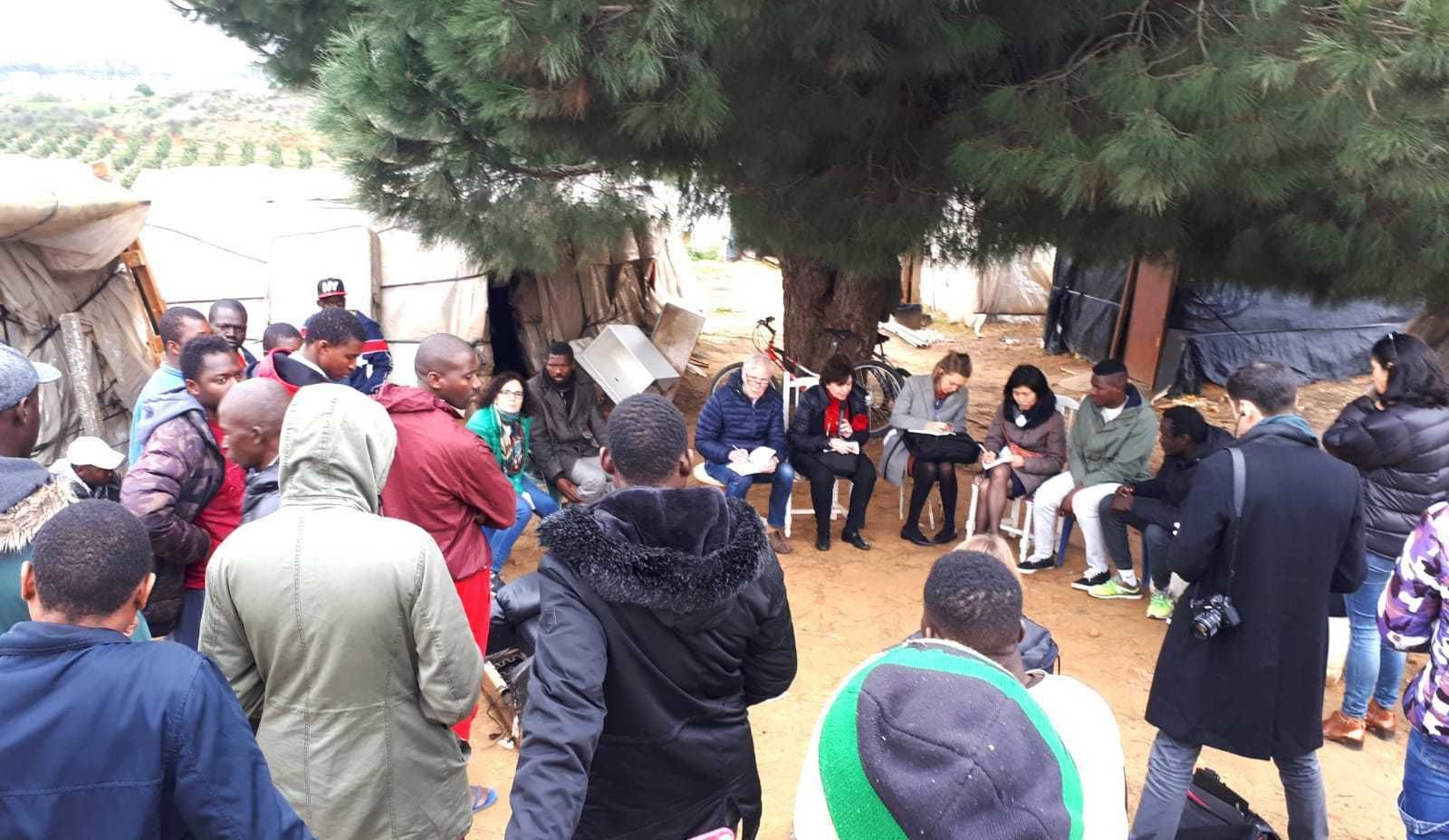 Visita del relator de la ONU a un asentamiento de Lepe junto a Cáritas.