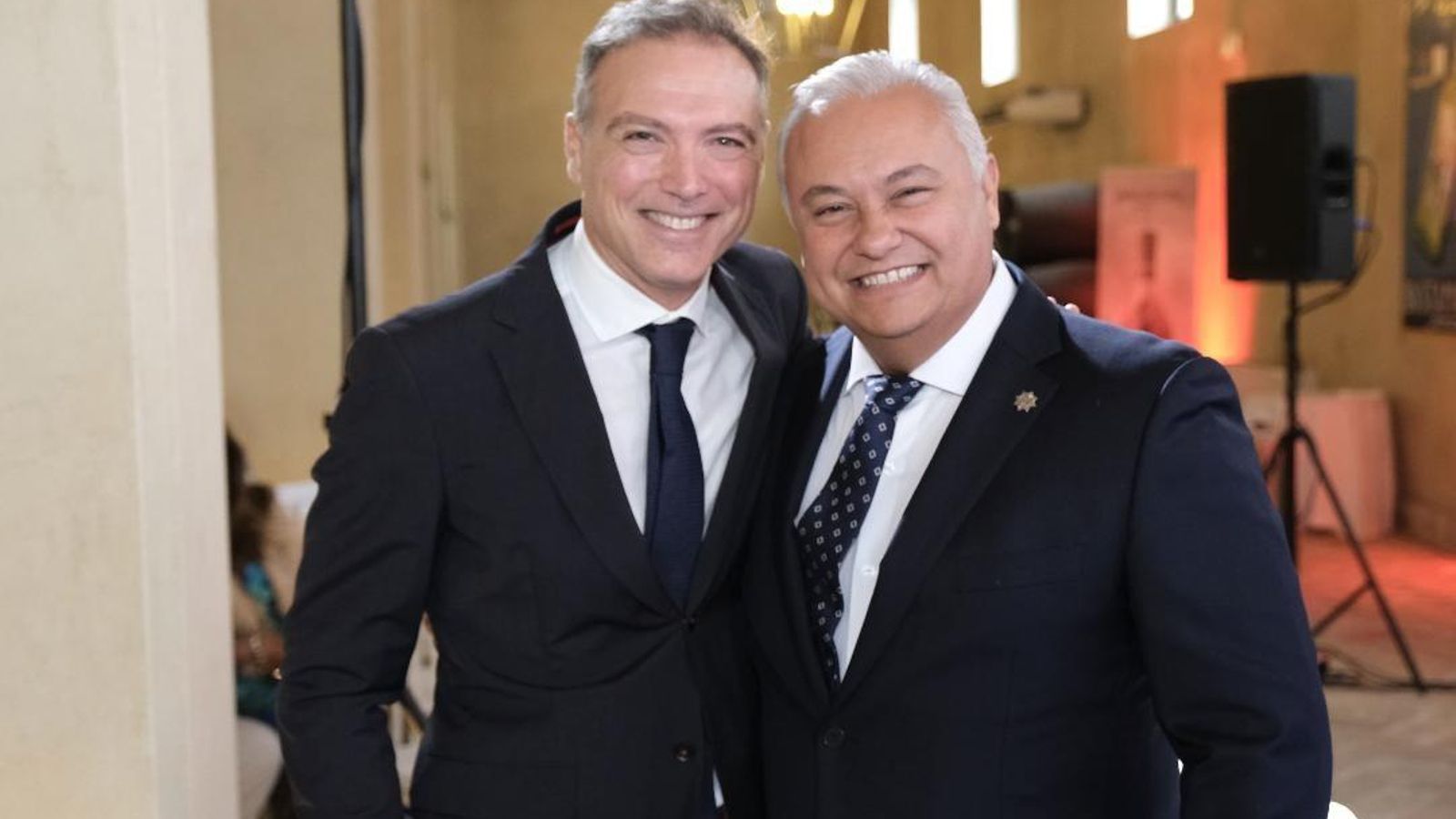 Domingo Villero con el presentador de la gala, Enrique Miranda.