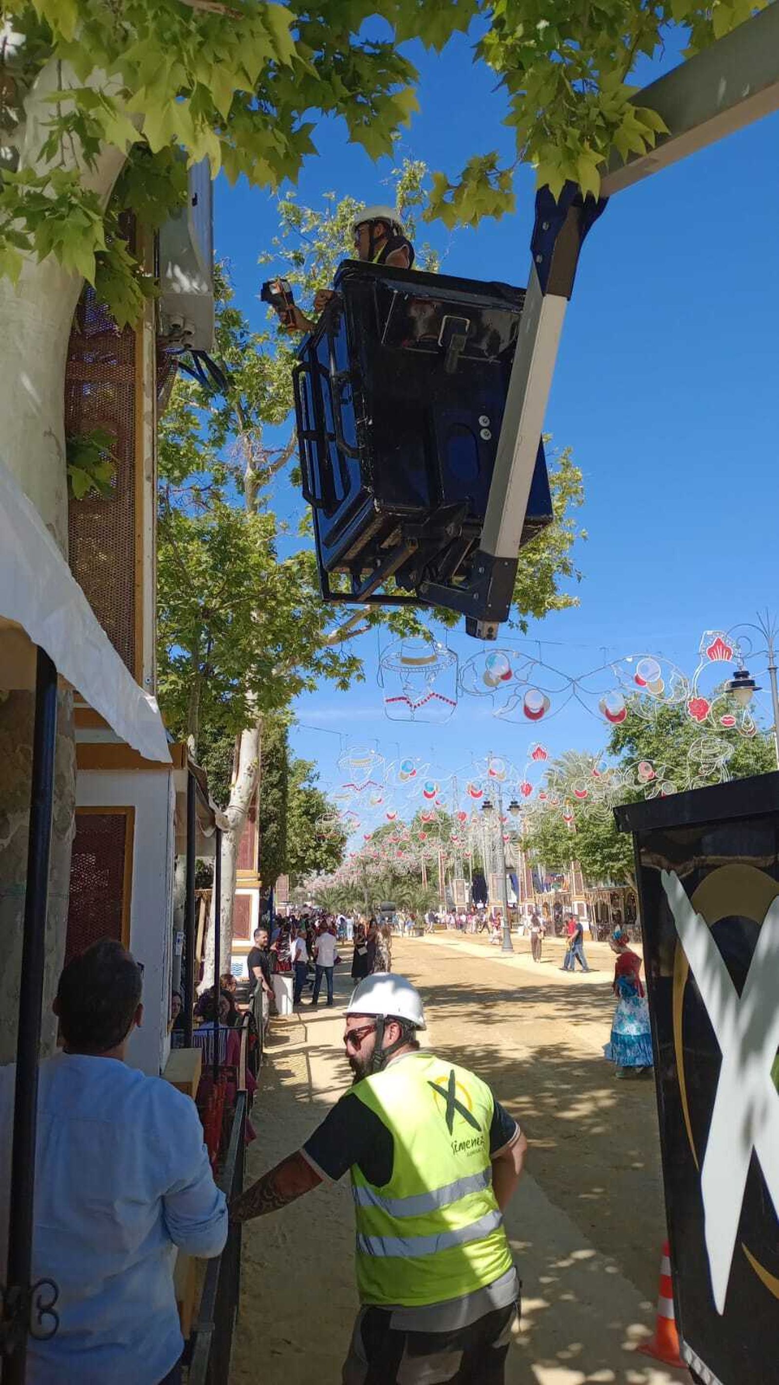 Operarios de Iluminaciones Ximénez cambiando una de las cajas de suministro.